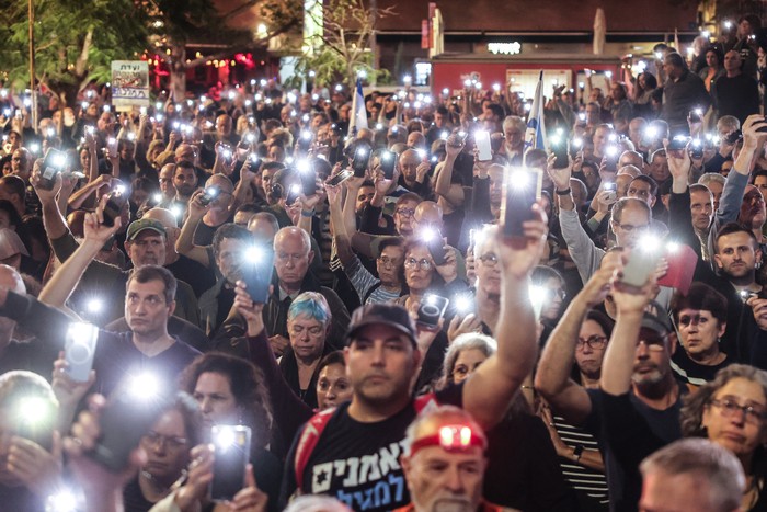 Manifestación contra el primer ministro y en apoyo del establecimiento de una comisión estatal de investigación sobre los ataques de Hamás contra Israel el 7 de octubre de 2023, en la plaza Habima de Tel Aviv, el 15 de noviembre. Foto: Jack Guez / AFP