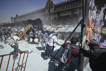 Manifestación contra el gobierno de Claudia Sheinbaum, el 15 de noviembre, en el Zócalo, en Ciudad de México. · Foto: Alfredo Estrella, AFP