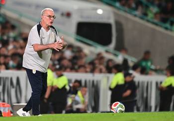 Marcelo Bielsa durante el partido amistoso internacional de fútbol entre México y Uruguay, el 15 de noviembre, en el estadio Corona de Torreón, en México. · Foto: Andrés Herrera / AFP