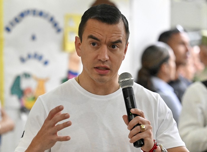 Daniel Noboa luego de emitir su voto en el Referéndum, el 16 de noviembre. · Foto: Marcos Pin, AFP