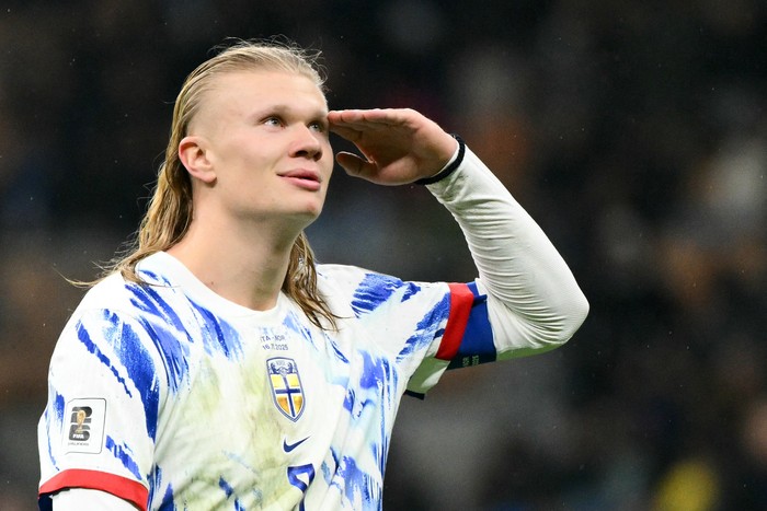 Erling Braut Haaland celebra el segundo gol de su equipo durante el partido de clasificación europea para la Copa Mundial de la FIFA 2026 entre Italia y Noruega, el 16 de noviembre de 2025, en el estadio San Siro de Milán. Foto: Alberto Pizzoli / AFP