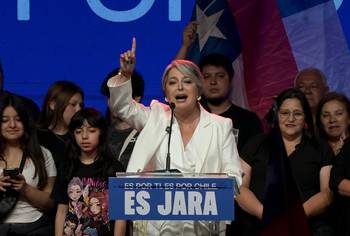 Jeannette Jara, de la coalición Unidad por Chile, durante su discurso tras los resultados electorales de las elecciones generales, el 16 de noviembre, en Santiago. · Foto: Rodrigo Arangua, AFP