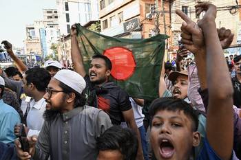 Celebración en Daca, capital de Bangladés, el 17 de noviembre, tras el veredicto del tribunal que condenó a muerte a la ex primera ministra Sheikh Hasina. · Foto: Munir Uz Zaman / AFP