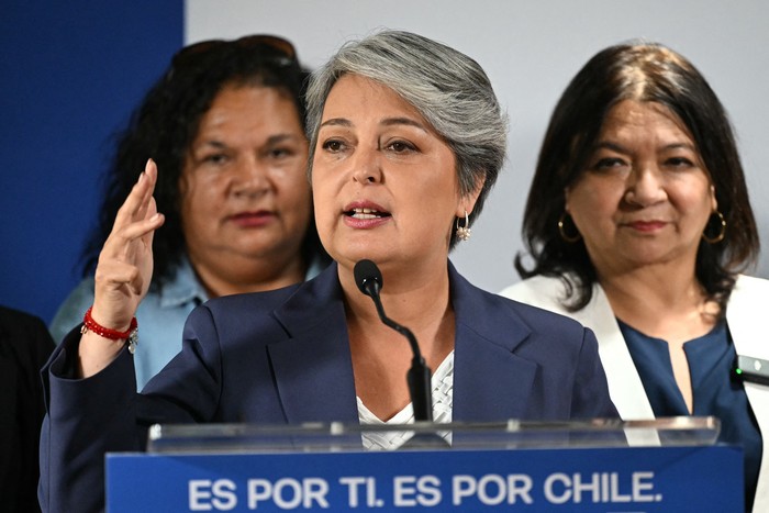Jeannette Jara, durante una conferencia de prensa junto a la alcaldesa de la comuna de La Pitana, Claudia Pizarro (D), el 17 de noviembre, luego de un evento con mujeres en la comuna de La Pintana en Santiago. · Foto: Marvin Recinos, AFP