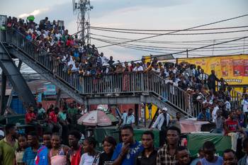 Seguidores esperan la llegada del ómnibus de la selección de Congo, el 17 de noviembre, en Kinshasa. · Foto: Hardy Bope, AFP