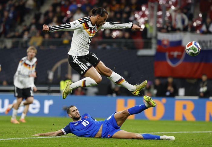 Leroy Sané de Alemania anota el cuarto gol de su equipo durante el partido de clasificación para la Copa Mundial de la FIFA 2026 ante Eslovaquia, en el Red Bull Arena de Leipzig, el 17 de noviembre. · Foto: Odd Andersen, AFP