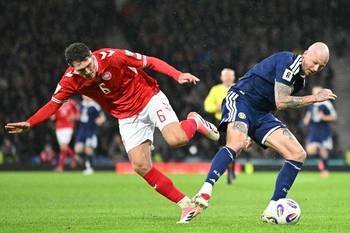 Lyndon Dykes de Escocia disputa el balón con el defensa Andreas Christensen de Dinamarca, durante el partido de clasificación europea para la Copa del Mundo de 2026, el 18 de noviembre, en el Hampden Park de Glasgow, Escocia. · Foto: Andy Buchanan, AFP