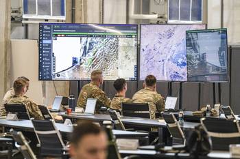 Personal trabaja en el Centro de Coordinación Cívico-Militar, liderado por Estados Unidos, un centro de mando donde las fuerzas estadounidenses y aliadas coordinan con sus homólogos israelíes para supervisar la tregua en Gaza, el 19 de noviembre, en la ciudad israelí de Kiryat Gat. · Foto: AFP