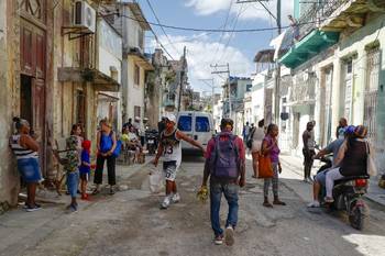 Residentes del barrio Jesús María de La Habana, el 20 de noviembre, en Cuba. · Foto: Adalberto Roque, AFP