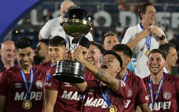 Walter Bou, de Lanús, levanta el trofeo tras ganar la final de la Copa Sudamericana.
Foto: Juan Mabromata / AFP
