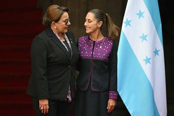Xiomara Castro y Claudia Sheinbaum, durante una ceremonia oficial de bienvenida en el Palacio Nacional en Ciudad de México, el 25 de noviembre. · Foto: Yuri Cortez / AFP