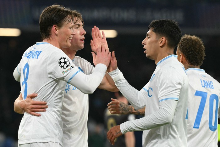 Mathías Olivera celebra el segundo gol del Nápoli ante el Qarabağ de Azerbaiyán, el 25 de noviembre, en el estadio Diego Armando Maradona. · Foto: Alberto Pizzoli, AFP