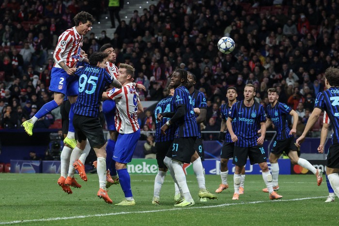 Cabezazo de José María Giménez para marcar el segundo gol del Atlético de Madrid en la victoria ante Inter de Milán, el 26 de noviembre, en el Estadio Metropolitano de Madrid. · Foto:  Pierre-Philippe Marcou