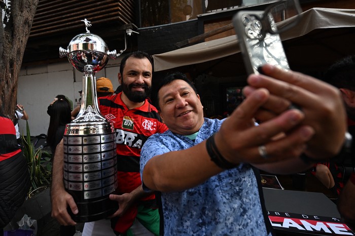Hinchas de Flamengo con una réplica de la Copa Libertadores, el 27 de noviembre, en Lima. · Foto: Luis Acosta, AFP
