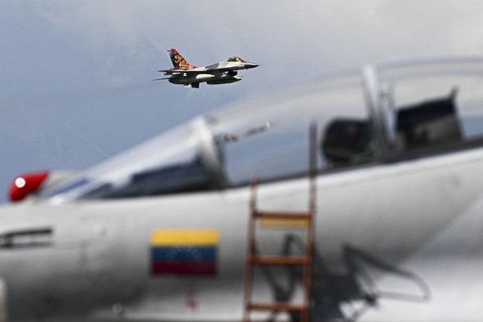 Un avión F-16 de la Fuerza Aérea Venezolana sobrevuela la Base Aérea Libertador en Maracay,  el 29 de noviembre, en el estado Aragua, Venezuela. · Foto: Federico Parra, AFP