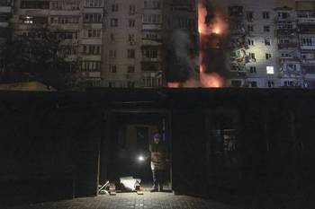 Un edificio residencial en llamas tras un ataque con drones rusos en la ciudad de Vyshhorod, en la región de Kiev, la madrugada del 30 de noviembre, en Ucrania. · Foto: Pilepey Roman, AFP
