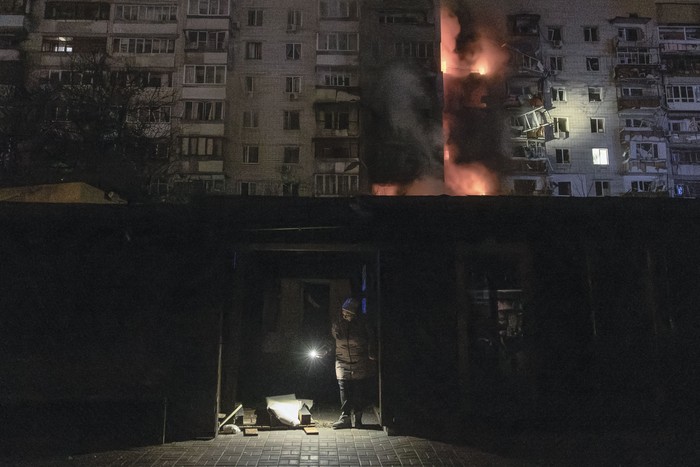 Una persona revisa los daños junto a un edificio residencial en llamas tras un ataque con drones rusos en la ciudad de Vyshhorod, en la región de Kiev, la madrugada del 30 de noviembre de 2025, en Ucrania. · Foto: Pilepey Roman, AFP