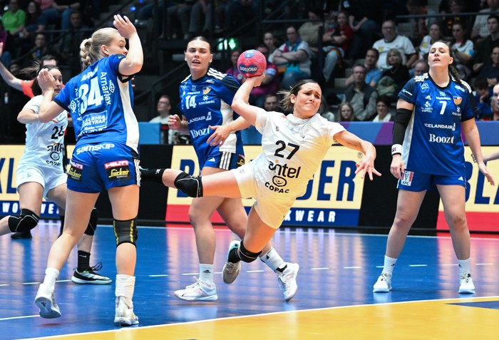 Paula Eastman, de Uruguay, durante el partido de la ronda preliminar del grupo C ante Islandia, el 20 de noviembre, en el Campeonato Mundial de Handball Femenino IHF en Stuttgart, sur de Alemania, · Foto: Thomas Kienzle, AFP