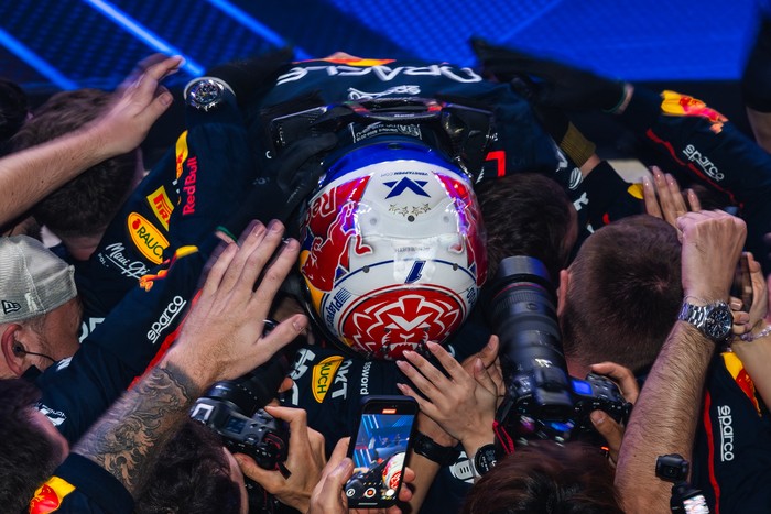 Max Verstappen celebra con su equipo tras ganar el Gran Premio de Fórmula 1 de Qatar, en el Circuito Internacional de Lusail, el 30 de noviembre. · Foto: AFP