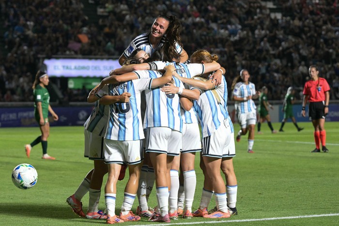 Argentina y Bolivia en el Estadio Florencio Sola en Banfield, provincia de Buenos Aires, el 2 de diciembre de 2025. · Foto: Juan Mabromata / AFP