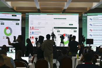 Recuento oficial de las elecciones presidenciales de Honduras, el 2 de diciembre, en el Centro de Cómputo y Proyección de Resultados del Centro Nacional Electoral en Tegucigalpa. · Foto: Marvin Recinos / AFP