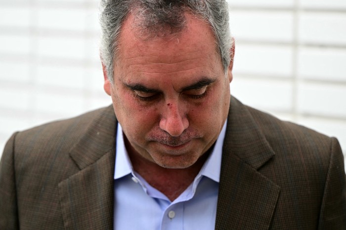 Rafael Belaúnde, del partido Libertad Popular, después de una conferencia de prensa en Lima el 3 de diciembre de 2025. · Foto: Ernesto Benavides, AFP