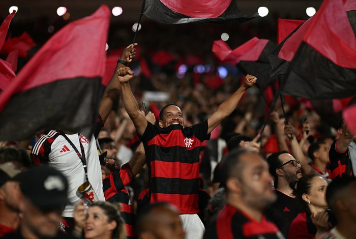Hinchada del Flamengo, el 3 de noviembre, luego de coronarse campeón del Brasileirao Serie A ante Ceará, en el estadio Maracaná de Río de Janeiro. · Foto: Mauro Pimentel, AFP