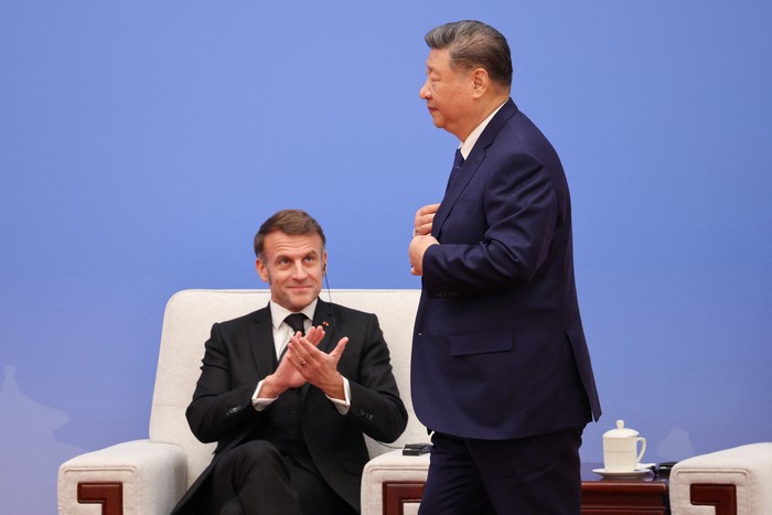 Emmanuel Macron y Xi Jinping, durante la séptima reunión formal del Consejo Empresarial Franco-Chino, el 4 de diciembre, en Pekín. · Foto: Ludovic Marin