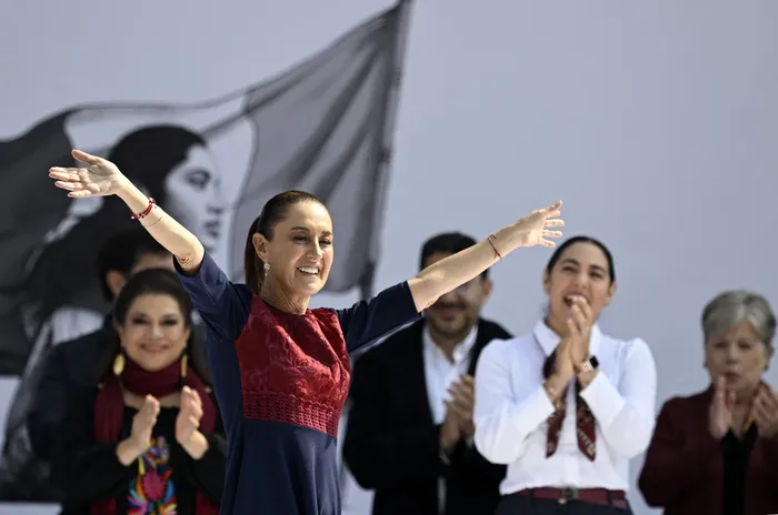 Claudia Sheinbaum, a su llegada al acto de celebración del séptimo aniversario del partido Morena, el 6 de diciembre de 2025, en la Ciudad de México. · Foto: Alfredo Estrella, AFP