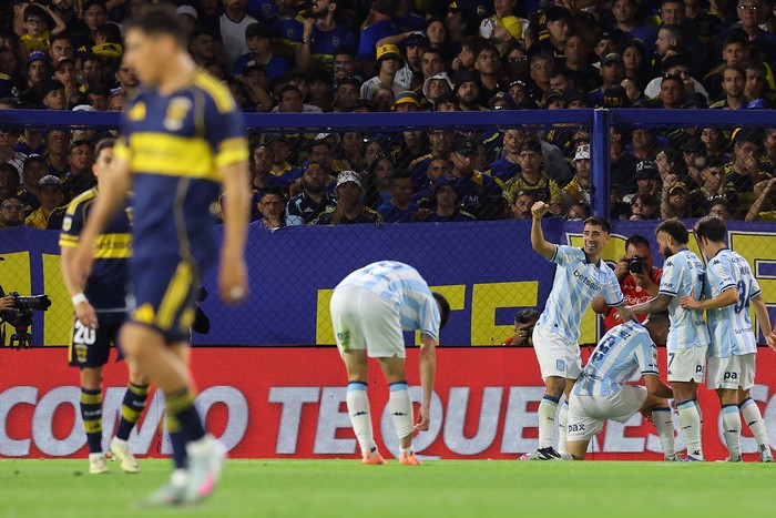 Adrián Martínez, de Racing, celebra con sus compañeros tras anotar el gol del partido ante Boca Juniors, durante la semifinal del Torneo Clausura 2025 de la Liga Profesional de Fútbol Argentino, en La Bombonera, Buenos Aires, el 7 de diciembre. · Foto: Alejando Pagni, AFP