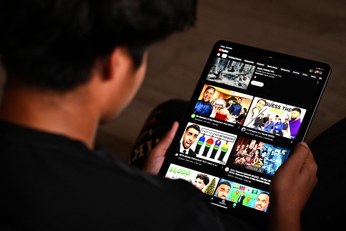 Foto principal del artículo 'Comenzó a regir en Australia la prohibición del uso de redes sociales a menores de 16 años' · Foto: Saeed Khan, AFP