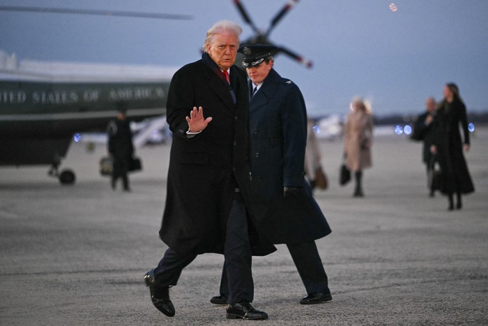 Donald Trump,  en la Base Conjunta Andrews, Maryland, el 9 de diciembre, camino a pronunciar un discurso en Pensilvania. · Foto: Andrew Caballero-Reynolds, AFP