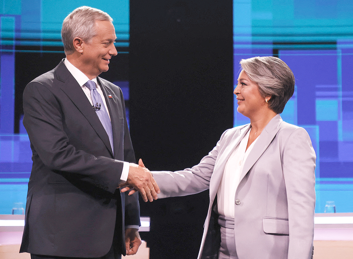José Antonio Kast, del Partido Republicano, y Jeannette Jara, de la coalición Unidad por Chile, antes del debate organizado por la Asociación Nacional de Televisión en Santiago, el 9 de diciembre. · Foto: Raúl Bravo, AFP