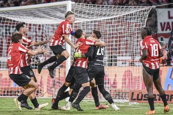 Fernando Muslera, de Estudiantes de la Plata, festeja con sus compañeros tras ganarle a Racing, el 13 de diciembre, en Santiago del Estero. · Foto: Luis Santillán / AFP