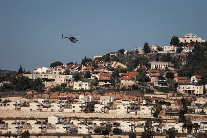 Un helicóptero sobrevuela el asentamiento israelí de Shilo, en la Cisjordania ocupada, el 14 de diciembre de 2025. Foto: Zain Jaafar / AFP