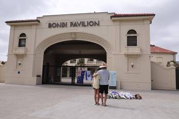 Flores colocadas en memoria de las víctimas del tiroteo en Bondi Beach, el 15 de diciembre, en Sídney. · Foto: David Gray, AFP