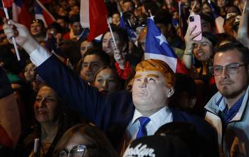 Partidarios del candidato presidencial chileno José Antonio Kast, del Partido Republicano, tras conocer los resultados de las elecciones presidenciales en Santiago de Chile, el  14 de diciembre. · Foto: Raúl Bravo, AFP