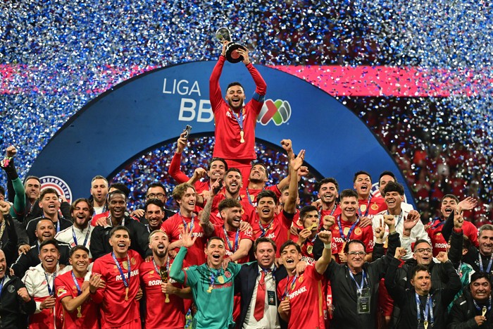 Festejo de los jugadores del Toluca tras la obtención del Apertura de la Liga MX ante Tigres, el 14 de diciembre, en el estadio Nemesio Diez de Toluca, México. · Foto: Mario Vázquez, AFP