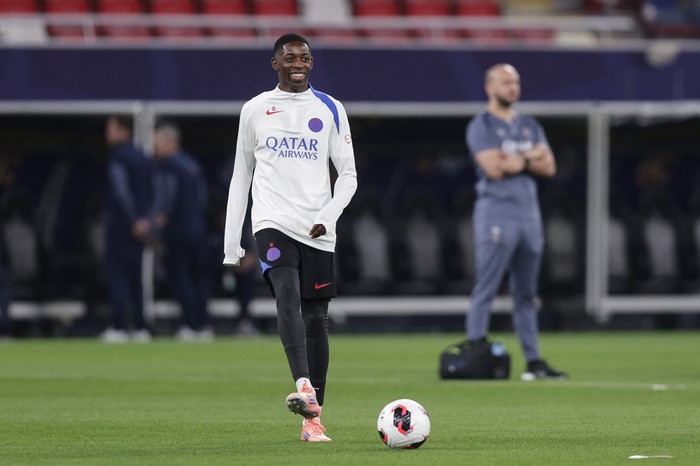 Osmani Dembelé durante un entrenamiento del París Saint Germain, en el estadio Ahmad bin Ali en Al-Rayyan, a las afueras de Doha. · Foto:  Karim Jaafar, AFP