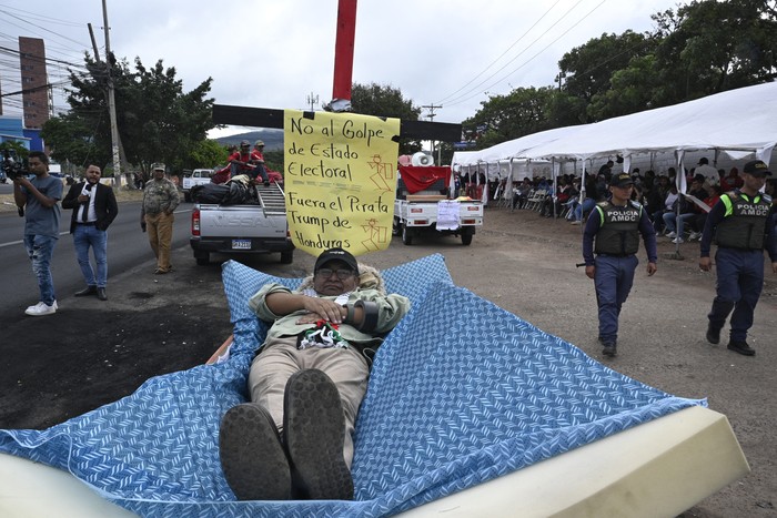 Inmediaciones del Instituto Nacional de Formación Profesional, donde el Consejo Nacional Electoral realizará el escrutinio, el 16 de diciembre, en Tegucigalpa. · Foto: Orlando Sierra, AFP