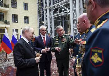 Vladimir Putin junto al ministro de Defensa, Andrei Belousov, y el jefe del Estado Mayor, Valery Gerasimov, reunidos con miembros del servicio galardonados con la medalla de la Estrella de Oro del Héroe de Rusia, el 17 de diciembre, en el Centro de Control de Defensa Nacional en Moscú. · Foto: Alexander Kazakov, pool, AFP