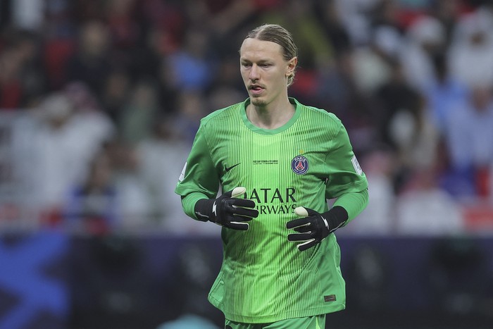 Matvey Safonov, golero de París Saint Germain atajó cuatro penales en la definición ante Flamengo. · Foto:  Karim Jaafar, AFP