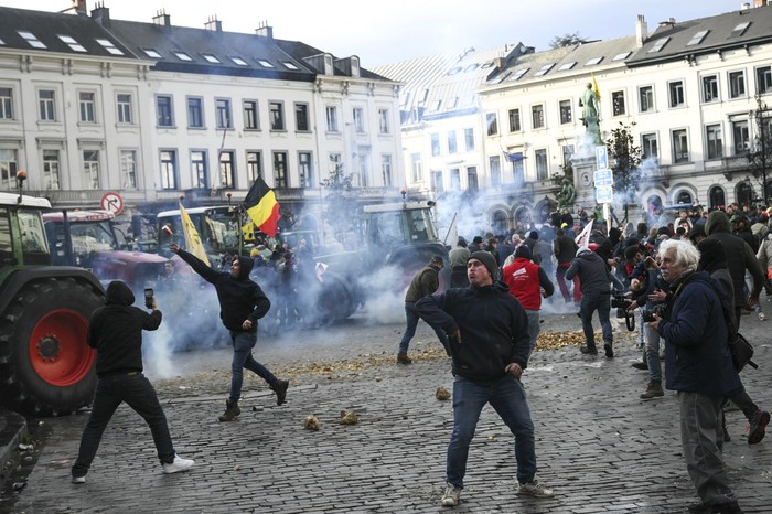 Protesta contras las reformas de la Política Agrícola Común (PAC) y acuerdos comerciales como el Mercosur, frente al Parlamento Europeo en Bruselas. · Foto: Nicolás Tucat, AFP