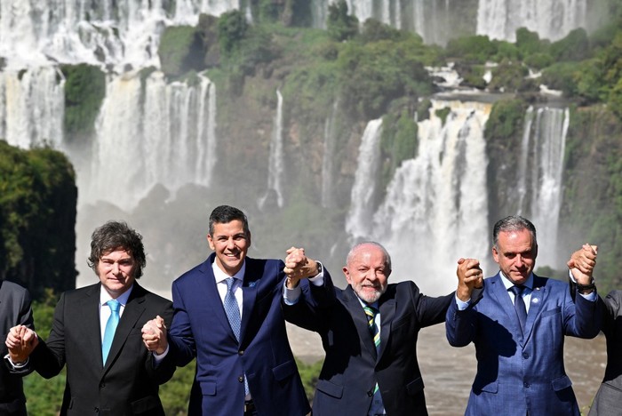 Los presidentes Javier Milei (Argentina, Santiago Peña (Paraguay), Lula da Silva (Brasil) y Yamandú Orsi (Uruguay), durante la cumbre de presidentes del Mercosur en Foz de Iguazú. · Foto: Evaristo Sa/Afp Photo