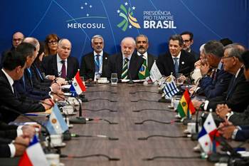 El presidente de Brasil, Luiz Inácio Lula da Silva, su ministro de Relaciones Exteriores, Mauro Vieira, y su ministro de Finanzas, Fernando Haddad, el 20 de diciembre, en la cumbre de Jefes de Estado del Mercosur en Foz de Iguazú, Brasil. · Foto: Evaristo Sa, AFP
