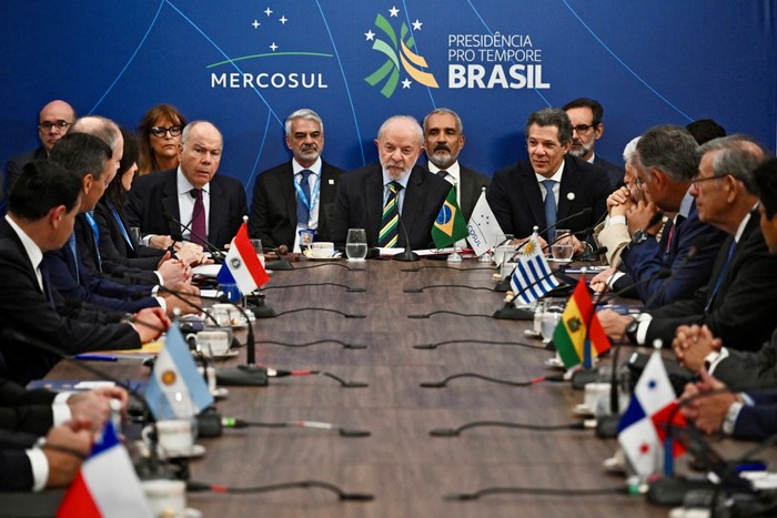 El presidente de Brasil, Luiz Inacio Lula da Silva, su ministro de Relaciones Exteriores,  Mauro Vieira y su ministro de Finanzas, Fernando Haddad, en la cumbre de Jefes de Estado del Mercosur en Foz de Iguacu, Brazil. · Foto: Evaristo Sa, AFP