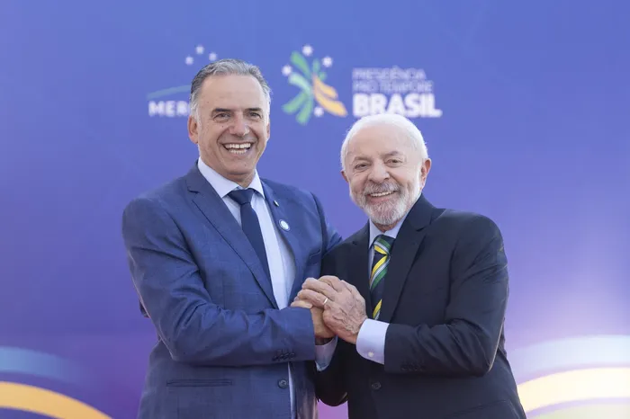 Los presidentes Yamandú Orsi y Luiz Inàcio Lula da Silva, en Foz do Iguazú en el marco de la Cumbre del Mercosur, el 20 de diciembre de 2025. · Foto: Camilo dos Santos, Presidencia de la República