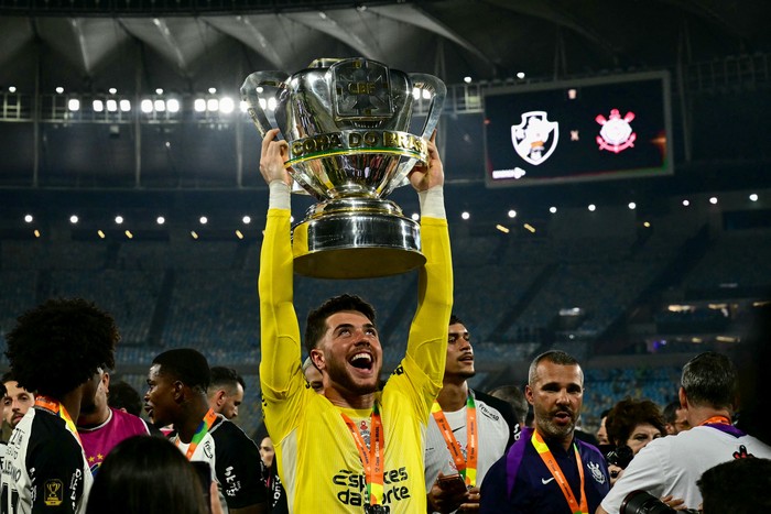 Felipe Longo al final del partido entre Vasco da Gama y Corinthians en el estadio Maracaná de Río de Janeiro, Brasil, el 21 de diciembre. · Foto: Pablo Porciúncula, AFP