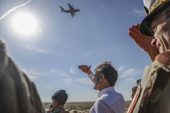 Emmanuel Macron durante un ejercicio de maniobras de tropas cerca de la base del 5º
Regimiento de Coraceros en la Ciudad Militar de Zayed, el 23 de diciembre, en Emiratos Árabes Unidos. · Foto: Ludovic Marin