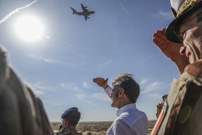 Emmanuel Macron, durante un ejercicio de maniobras de tropas cerca de la base del 5º
Regimiento de Coraceros en la Ciudad Militar de Zayed, el 23 de diciembre, en los Emiratos Árabes Unidos. · Foto: Ludovic Marin